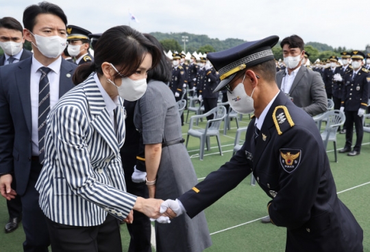 [포토] 경찰학교 졸업식 참석한 김건희 여사, ‘엄지척’ 격려