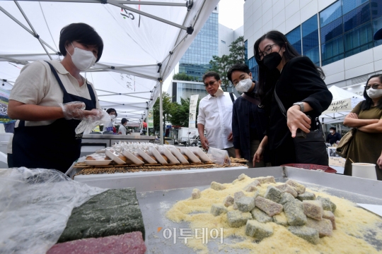 [포토] 떡 구경하는 외국인들