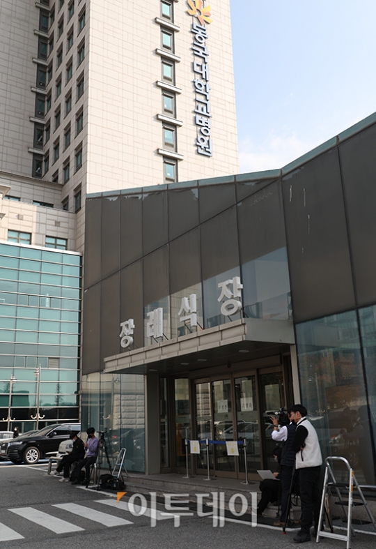[포토] 취재진으로 분주한 동국대 일산병원 장례식장