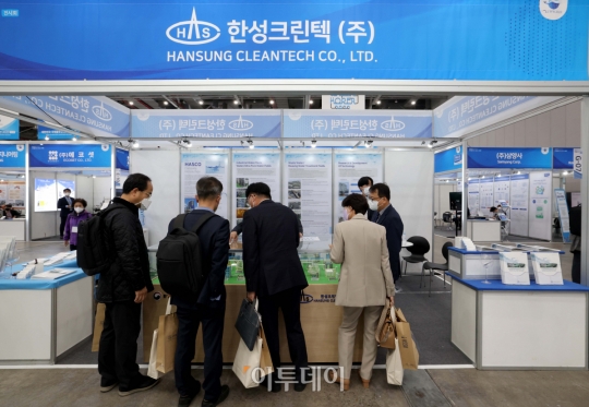 [포토] 한성크린텍 부스 찾은 참관객들