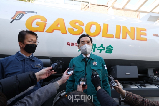 [포토] 휘발유 품절 주유소 찾은 이창양 산업부 장관