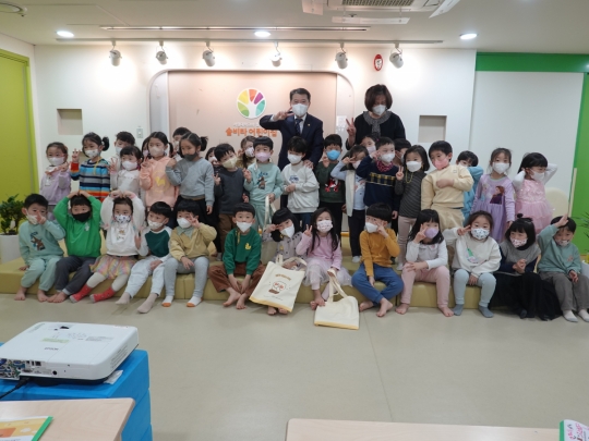 [포토] 유제철 환경부 차관, 세종 환경 안심 인증 어린이집 찾아 실태 점검