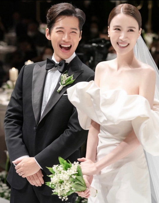 남궁민 아내 진아름, 뒤늦게 공개한 웨딩화보…여신이 따로 없네!