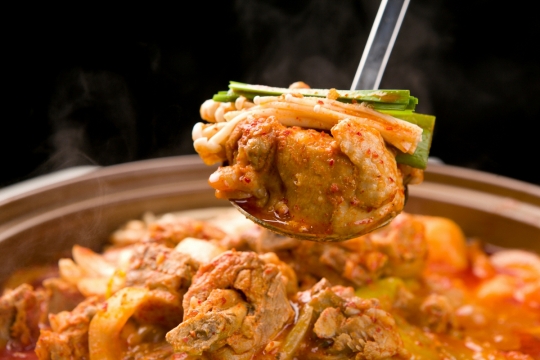 ‘생방송 투데이’ 오늘방송맛집- 고수뎐, 깐깐함으로 신세계를 열다! 닭볶음탕 맛집 ‘민○○’