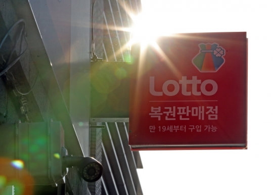 ‘143만 원’ 로또 3등 당첨 용지 슬쩍…5만 원 건넨 복권방 주인
