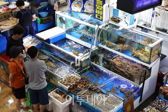 [포토] 오염수 방류 후 첫 주말, 노량진 수산시장 북적