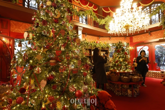 [포토] 더현대 서울, 해리의 꿈의 상점 찾은 관람객들
