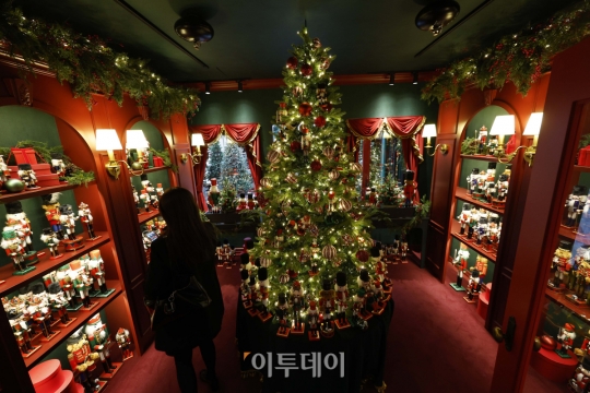 추워도 인증샷은 찰칵…MZ가 백화점으로 몰리는 이유는 [포토로그]