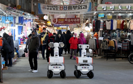 [포토] 전통시장 지키는 화재순찰로봇
