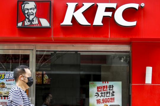 “형 후배가 여기 사장인데…” 정용진이 추천한 KFC, 매출 늘었다
