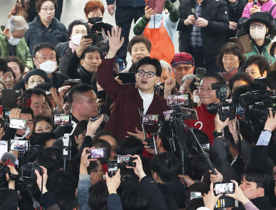 한동훈, ‘무소속 출마’ 최경환 겨냥 “복당 허용 않는다”