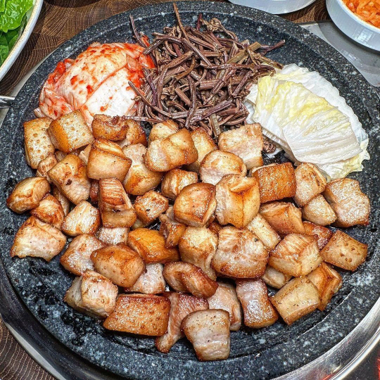 ‘생방송 투데이’ 오늘방송맛집- 개척식당, 튀김으로 연 육즙의 신세계! 깍둑 항정살 맛집 ‘한○’
