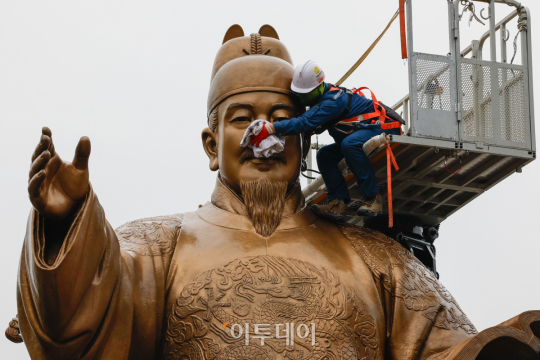 세종대왕님 흥 하세요~ 광화문광장 동상 세척 작업 [포토]