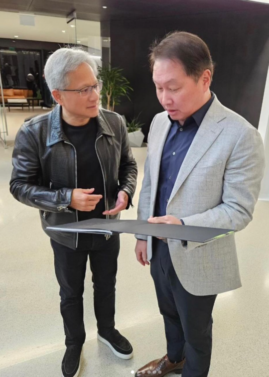 최태원 SK그룹 회장, 실리콘밸리서 엔비디아 젠슨 황 CEO 만났다