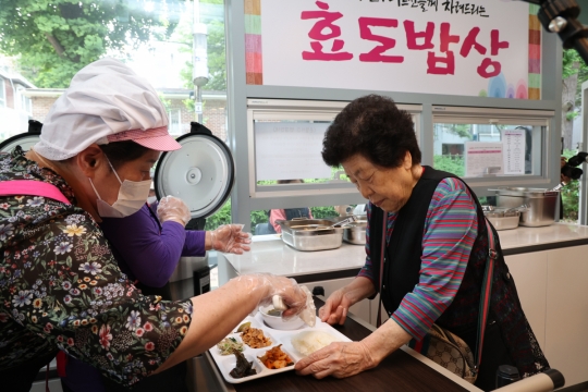 홀몸 어르신 1000명에 매일 갓 지은 밥...반찬공장도 만든 마포구 [區석區석-마포구 효도밥상]