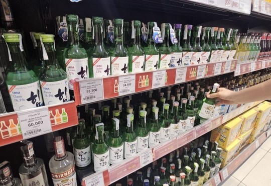 [르포]“특별한 날에 과일소주 마셔요”…베트남 MZ 홀린 진로 초록병 [전세계 적시는 100년 기업]③