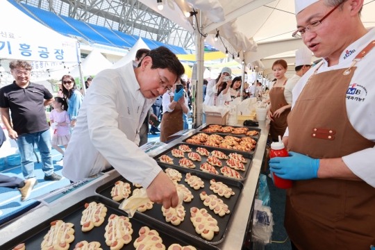 백옥쌀빵,청경채김치 등 ‘용인먹거리 페스타ㆍ식품산업박람회’ 시민들로 북적