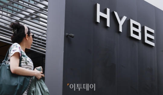 하이브 CEO, 내부 문건 파장에 고개 숙였다…각 소속사에 연락해 직접 사과
