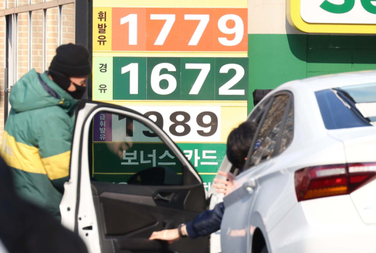 주유소 기름값 14주연속 상승, 휘발유 1700원대 [포토]