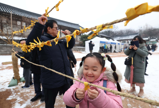 달집에 소원지 우리 가족 건강하게 해주세요 [포토]