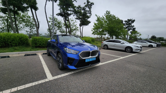“성능 완벽·골프백도 거뜬” 영포티 위한 만능카 ‘BMW iX2’ [ET의 모빌리티]