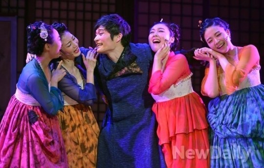 [포토]뮤지컬 균, 흥청망청 기녀들과 즐기는 균