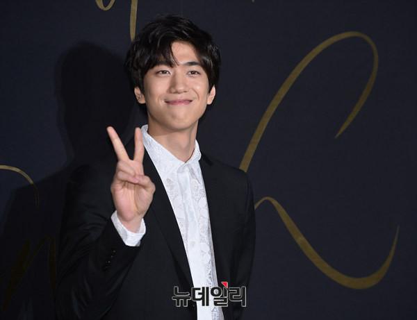 [포토] 깔끔한 수트로 멋을낸 고수-성준