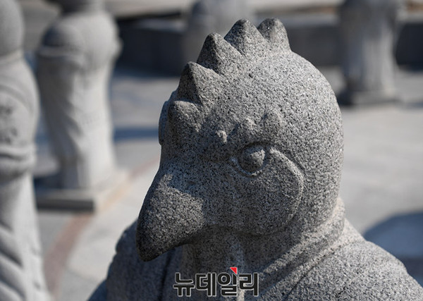 [오늘의 운세] 닭띠 69년생, 유혹하는 이성 주의하라..원숭이띠, 거만 떨다가 망신