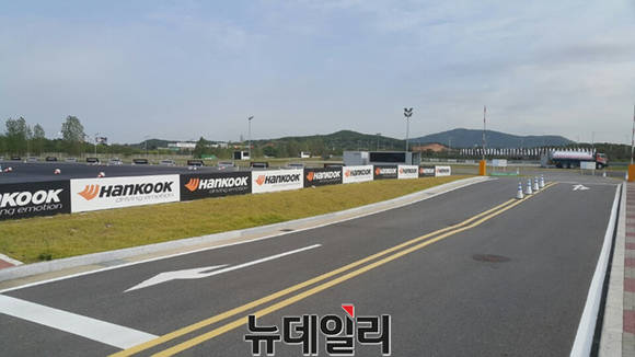 BMW드라이빙센터에 한국타이어 광고간판이 설치된 까닭은?