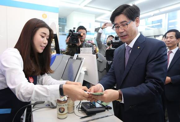편의점서 소액인출 OK...우리은행, 캐시백 서비스 선봬