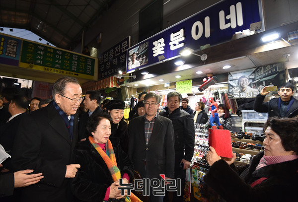 [포토] 국제시장 꽃분이네 찾은 반기문 전 유엔 사무총장