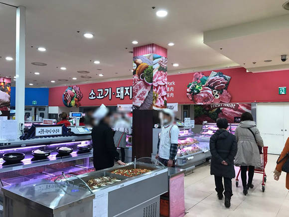 [르포] 폭등한 돼지고깃값에 엇갈린 반응… 대형마트 웃고·전통시장 울고