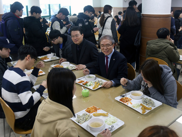 윤여표 충북대 총장 “우리 학생들 식사 한 끼 합시다”