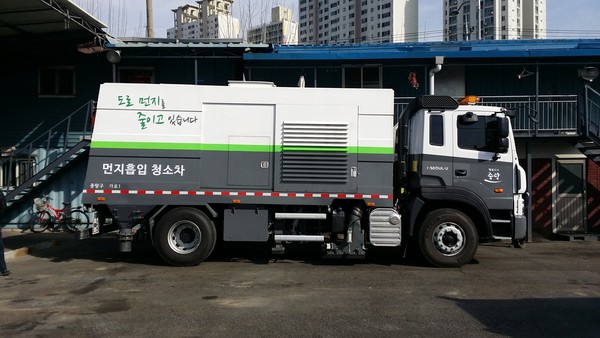 서울시, 도로청소에 물 대신 분진흡입차량 투입