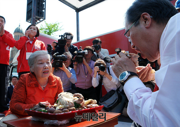[포토] 전주서 장모가 준비한 씨암탉 먹는 홍준표