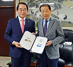 박명재 의원, 국회헌정회 독도명예주민증 전달