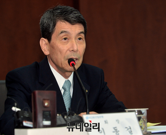 [포토] 질문에 답하는 이동걸 신임 산업은행 회장