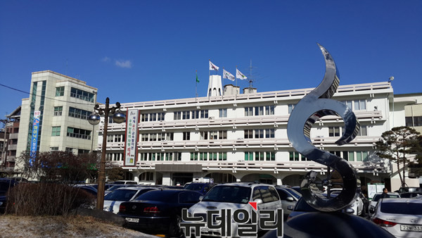 청주시청 본관, 보존가치 선정…신청사 걸림돌 되나