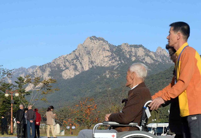 김정은 “금강산 관광, 곧 하게 될테니 준비하라”