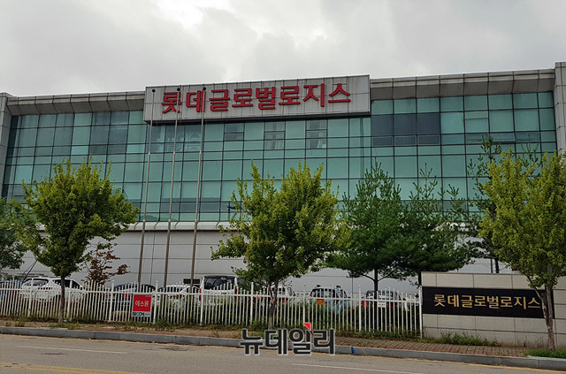 [르포] 해외직구 이 정도일 줄이야… 롯데글로벌 국제특송장 하루 1만 상자 처리