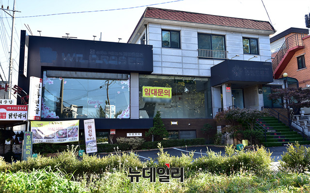 찾는 사람 없는 아웃도어… 등산로 알짜 매장도 문닫았다