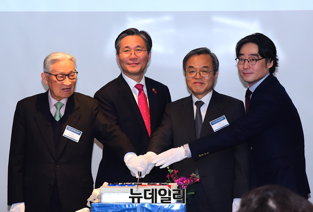 [포토] 축하떡 자르는 성윤모-서정선-조완규-임종윤