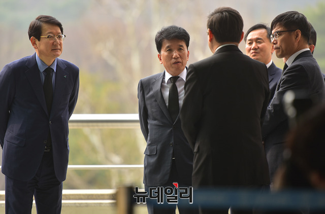 [포토] 대화나누는 함영주 하나은행장