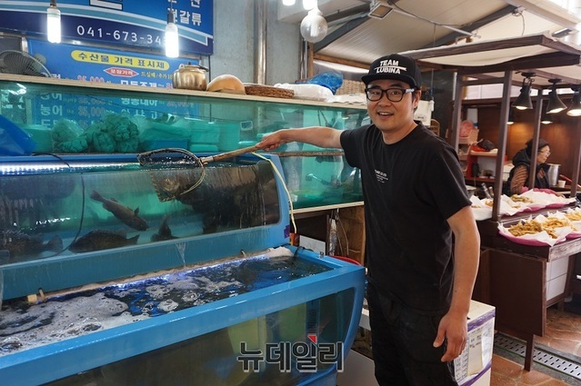 [전통시장] 안면도수산시장, 쫀득한 횟감에 조개구이… 관광객 ‘북적’