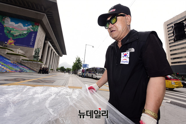 [포토] 우리공화당, 광화문 천막 전략적 자진철거