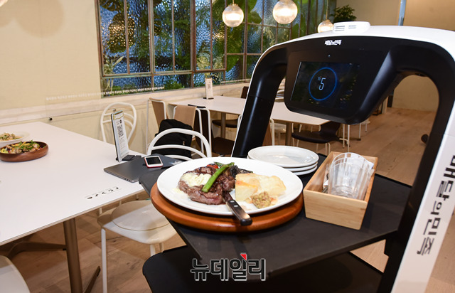 [포토] 로봇이 서빙하는 우아한형제들 메리고키친