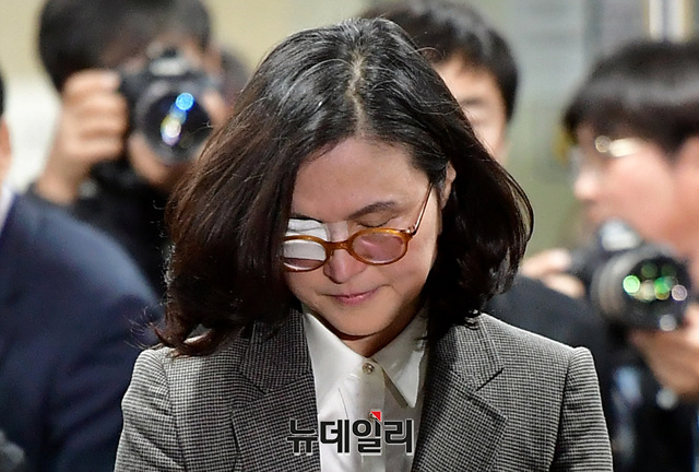[포토] 고개 숙인 채 구치소로 향하는 정경심