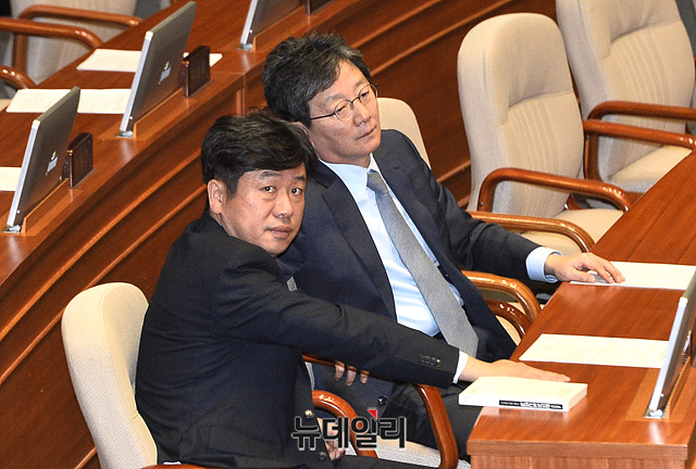 [포토] 본회의장서 대화나누는 '유승민-유의동'