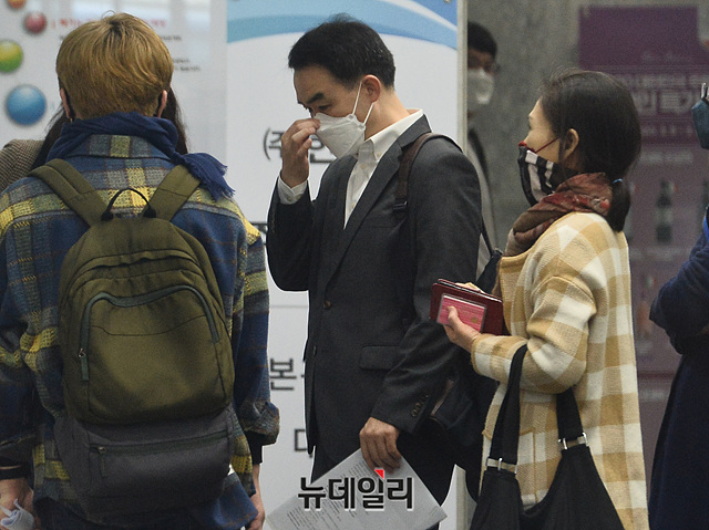 [포토] 한진칼 주총장 입장하는 채이배 의원