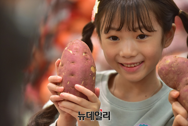 [포토] 농가돕기 나선 이마트 해남 못난이 왕고구마 들여가세요